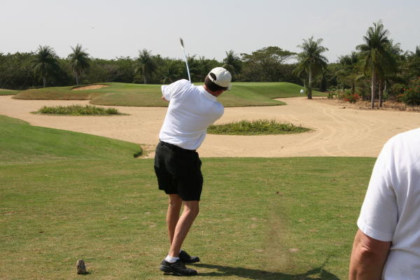 4th hole - 162yard - par 3 - Dave (from USA) is going to miss right