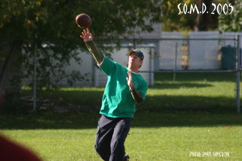Glen throws to someone probably white team